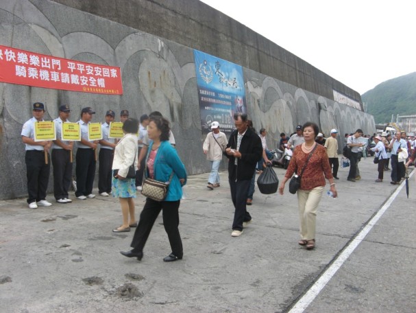 帥到不行連路過的婆婆都忍不住的回頭看