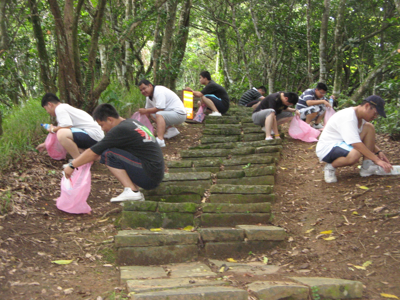 役男沿路撿垃圾(三)