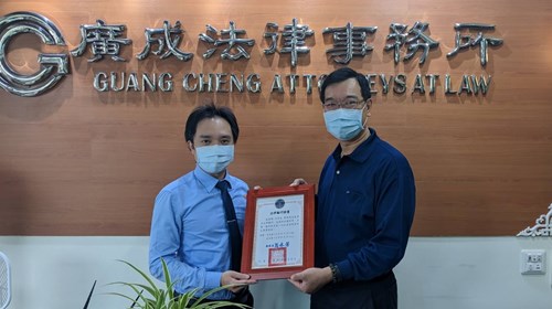 典獄長翁永芳與卓育佐律師合照相片