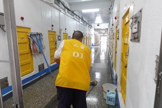 收容人居住環境定期漂白水消毒