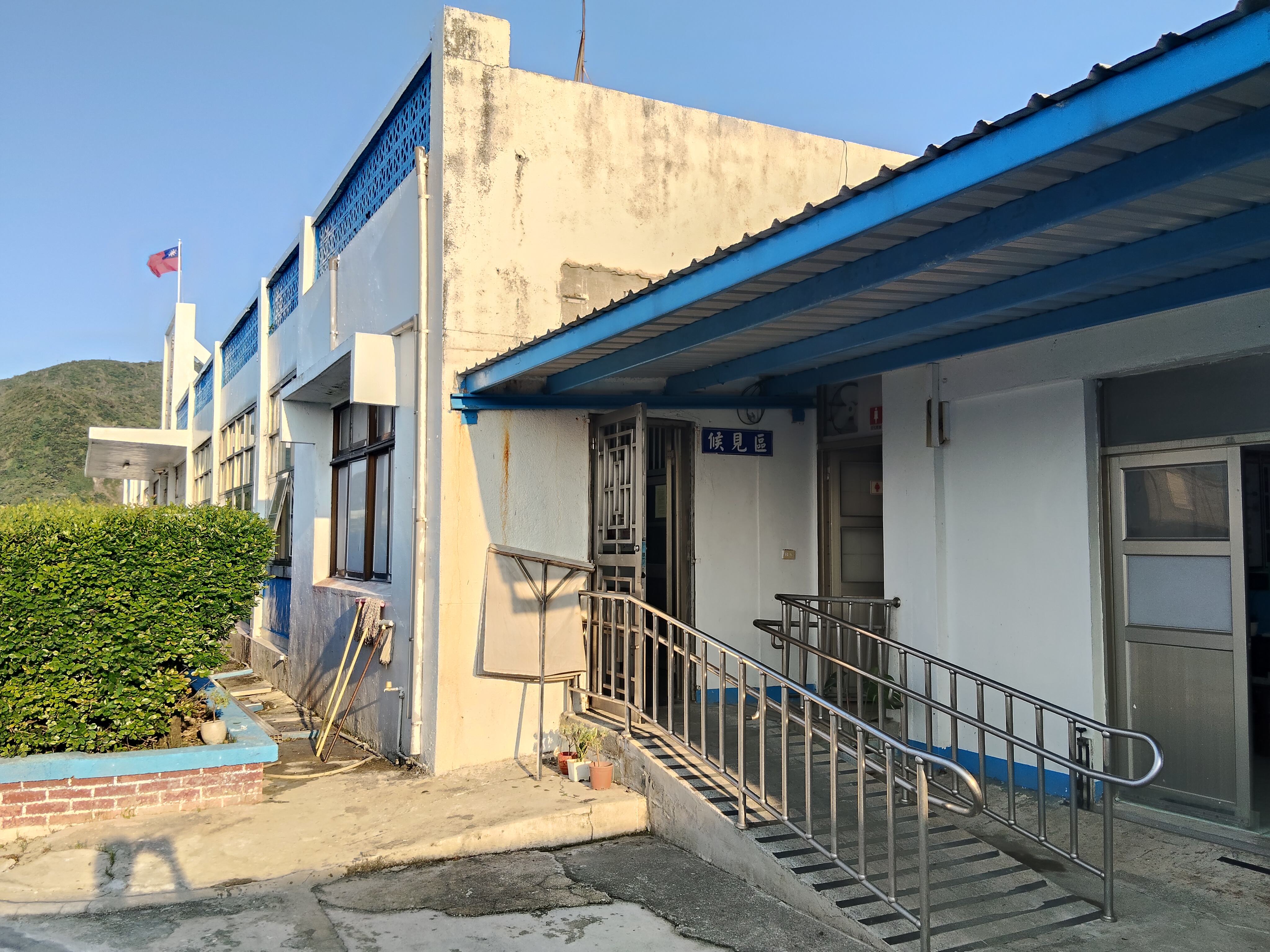 接見室候見區與無障礙坡道