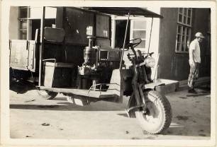 The only transportation vehicle of the prison was a three-wheeled cart. The person standing on the right side was the driver Mr. Li Xian-ming.