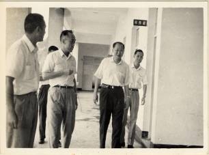 When the gate of the prison was initially completed, Mr. Wei Gang, Accountant of Department of Justice, and Mr. Zhu Shi-lie, Director General of Prison Bureau, came for an inspection visit.